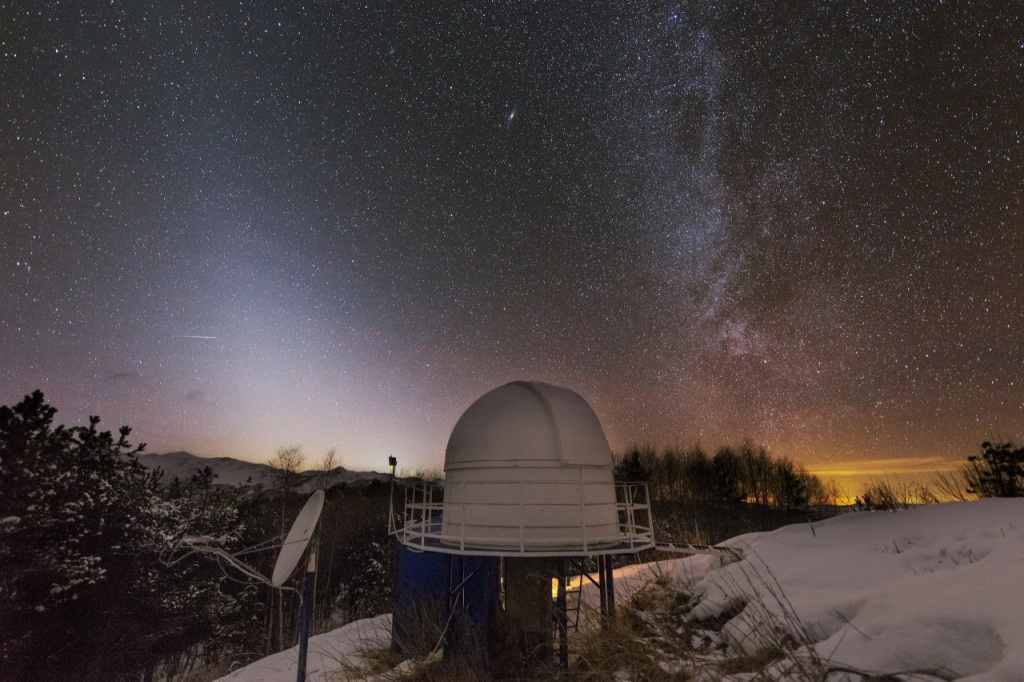 Astronomia dla początkujących: Dokładny kierunek i godzina obserwacji Galaktyki Andromedy (M31) przez lornetkę jesiennym wieczorem